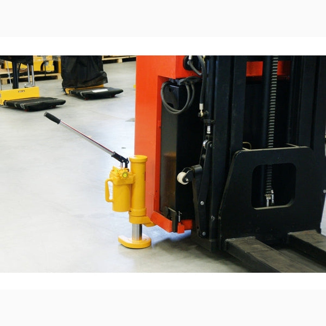 Hydraulisk domkraft, 10000kg i industriell miljö lyfter tungt material med precision och säkerhet.