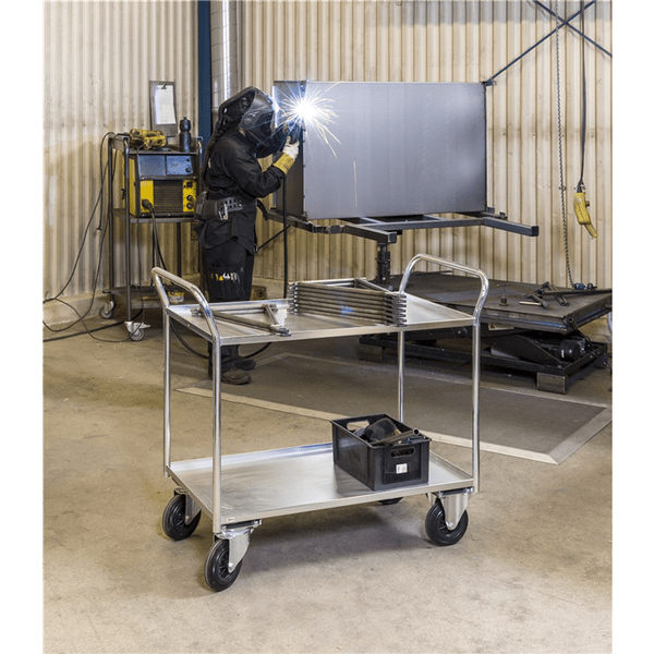 Hyllvagn med 2 plan, 1080x450x1000mm, 400kg i industriell miljö med robust stålkonstruktion och hjul.