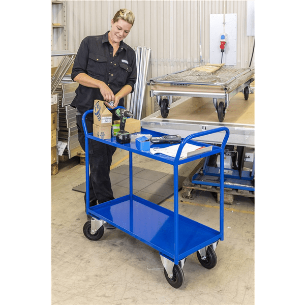 Hyllvagn med 2 plan, 1080x450x1000mm, 400kg, robust och stabil för tung transport i industriella miljöer.