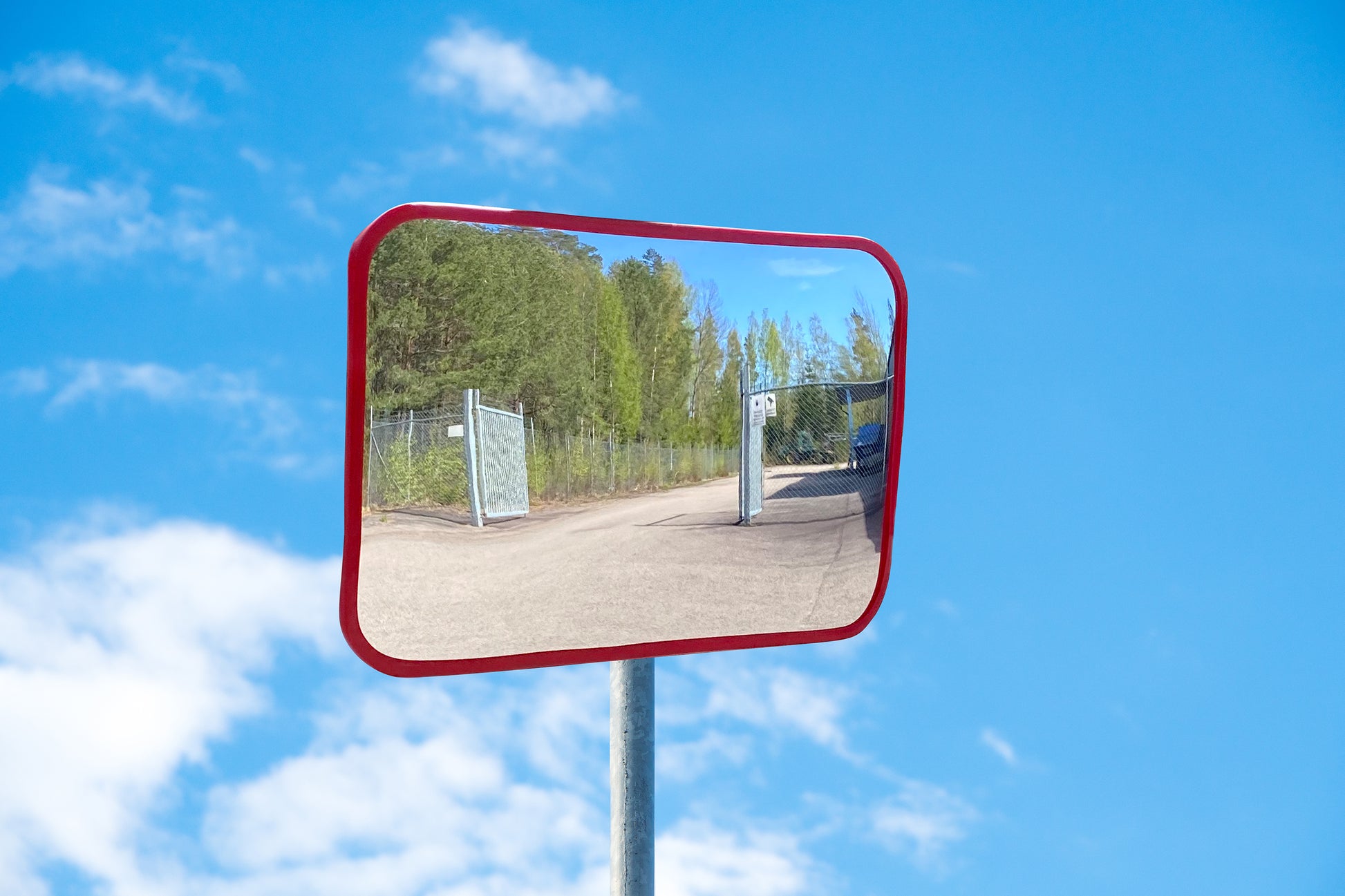 Industrispegel, 400x600mm med röd ram för ökad säkerhet och sikt i industriella miljöer och trånga utrymmen.
