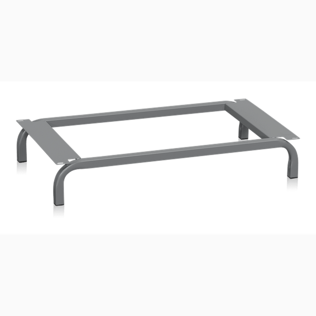 Klädskåpsstativ B=900 mm i stabil metallkonstruktion för att lyfta skåp och underlätta hygien och städning.