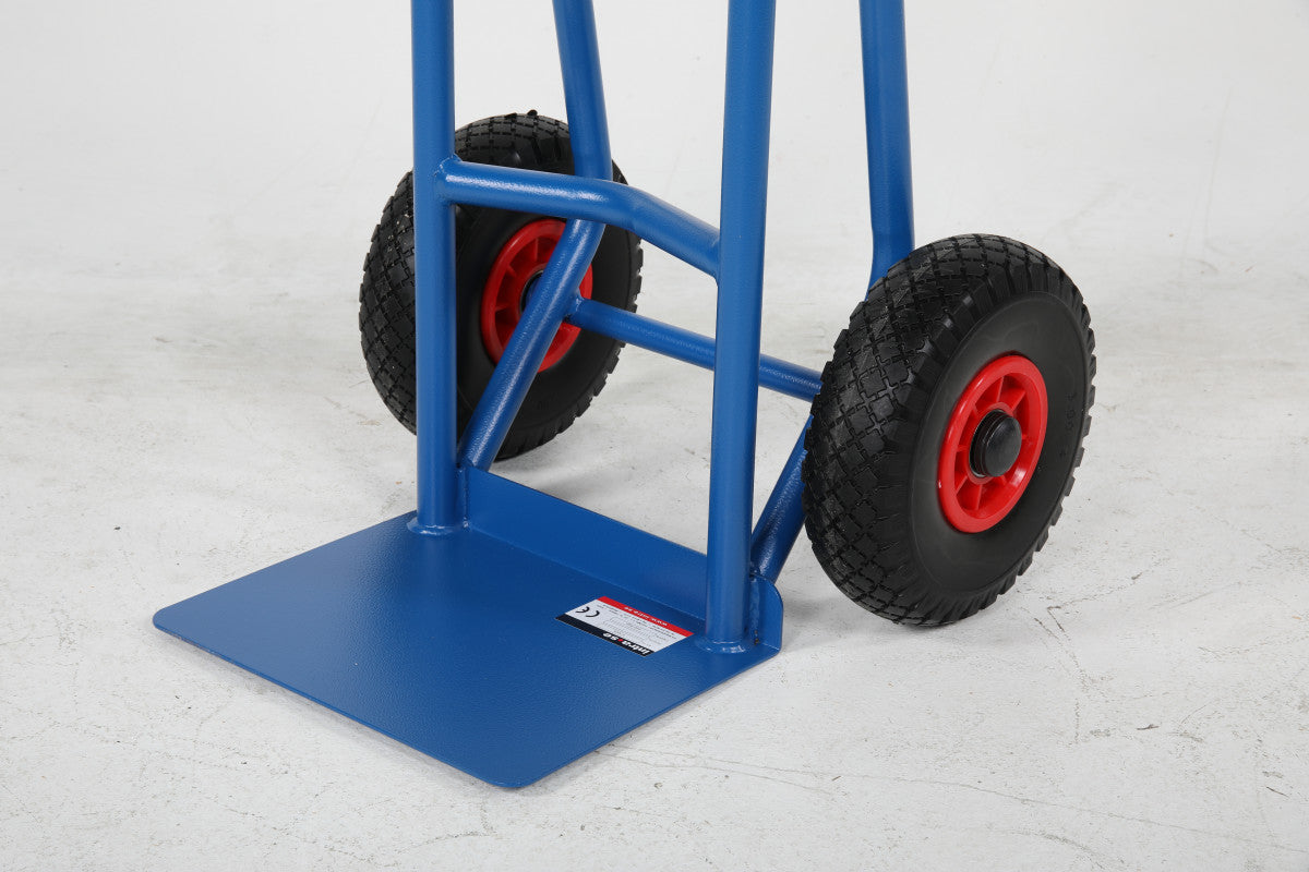 Kraftig magasinkärra, 350kg med robust konstruktion och ergonomiska handtag för säker och effektiv transport av tunga laster.