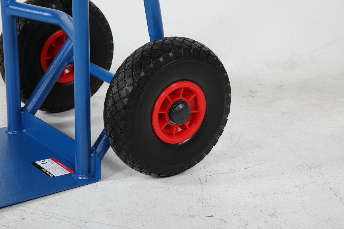 Kraftig magasinkärra, 350kg med robust konstruktion och stabila hjul för säker transport av tunga laster.