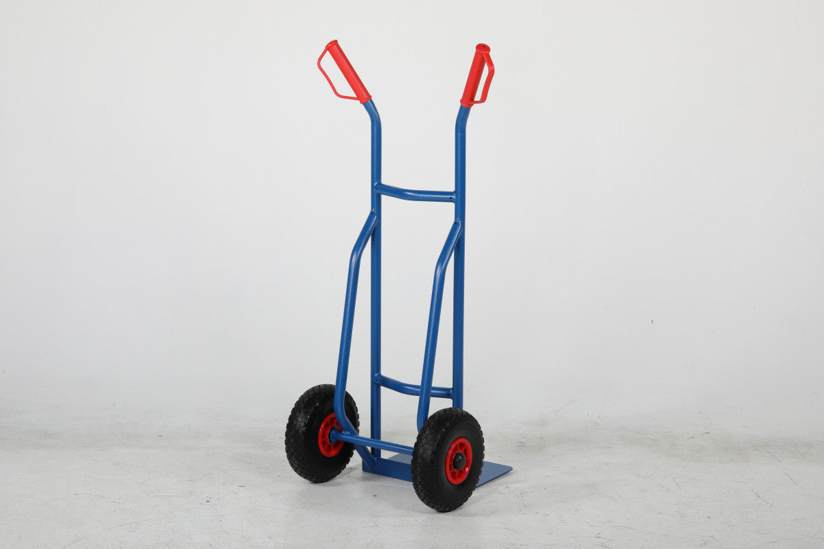 Kraftig magasinkärra, 350kg med robust konstruktion och ergonomiska handtag för säker och effektiv transport av tunga laster.