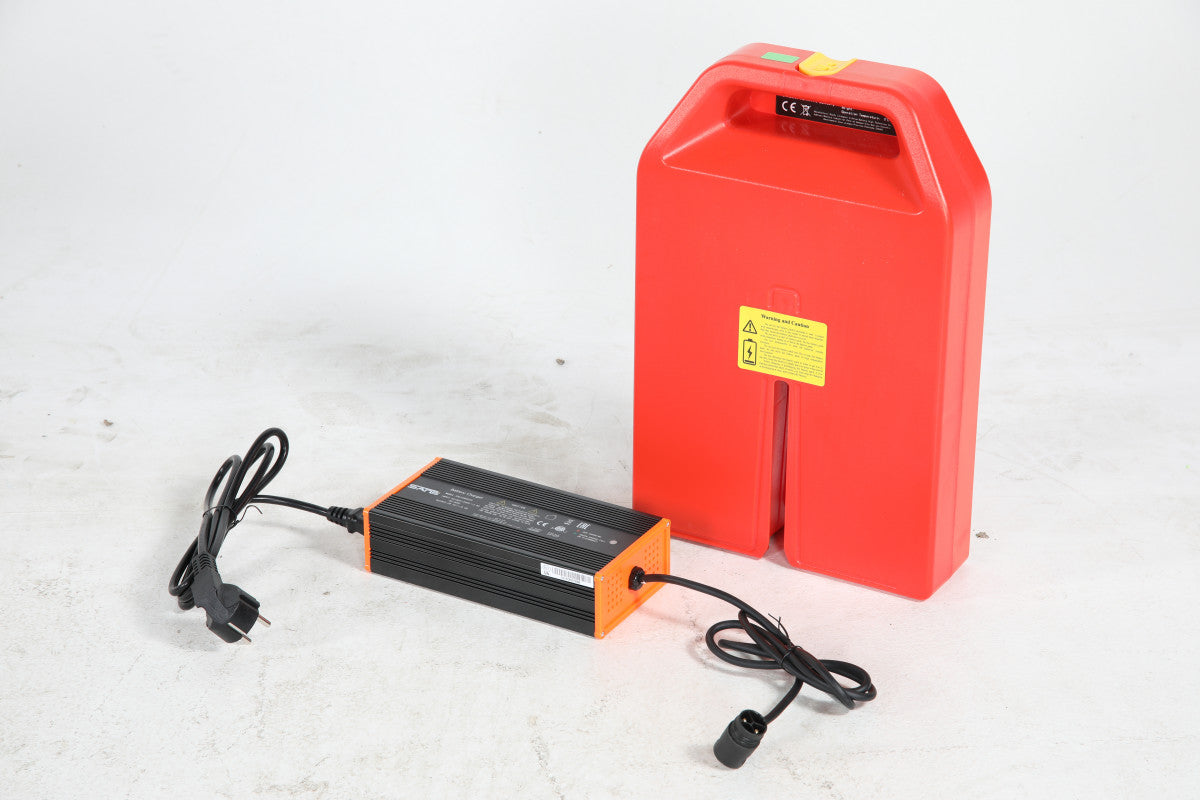 Motorlyftvagn Edge 1500kg batteriladdare och batteri för effektiv materialhantering och lyft.