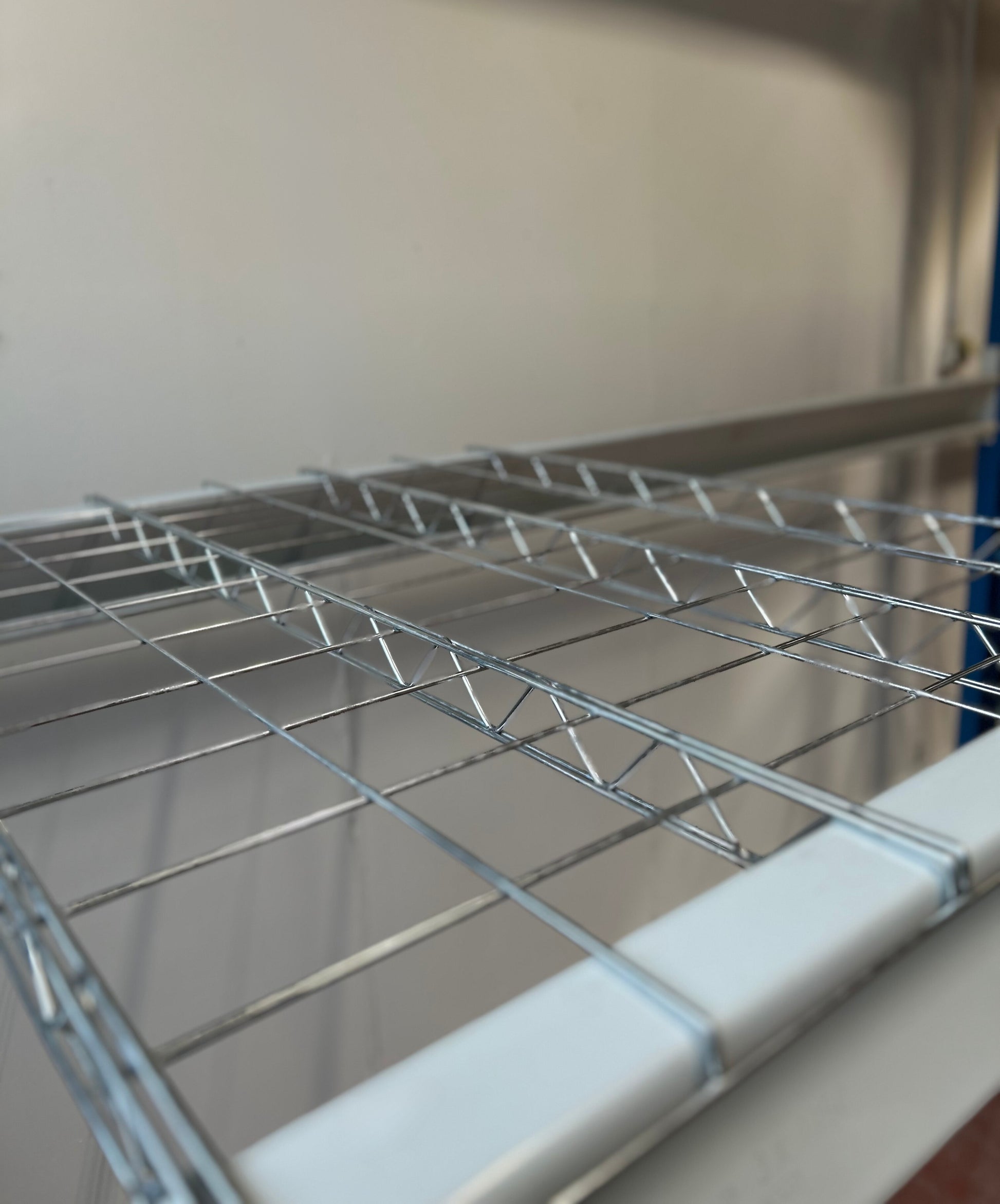 Nätplan pallställ 890x1100mm, Galv i galvaniserat stål för säker och lätt lastförvaring i pallställ.