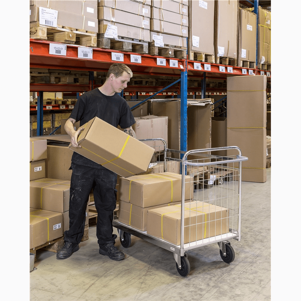 Paketvagn, 1190x650x1025mm, 300kg i lager med avtagbara nätsidor och hjul för effektiv transport av paket.