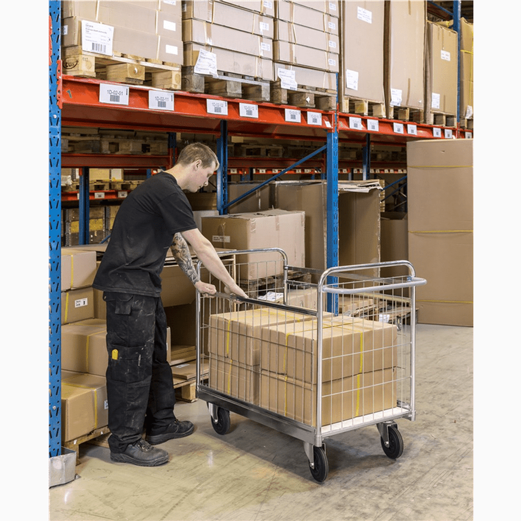 Paketvagn, 1390x650x1025mm, 300kg, inkl. broms används för smidig transport av tunga paket i lager.