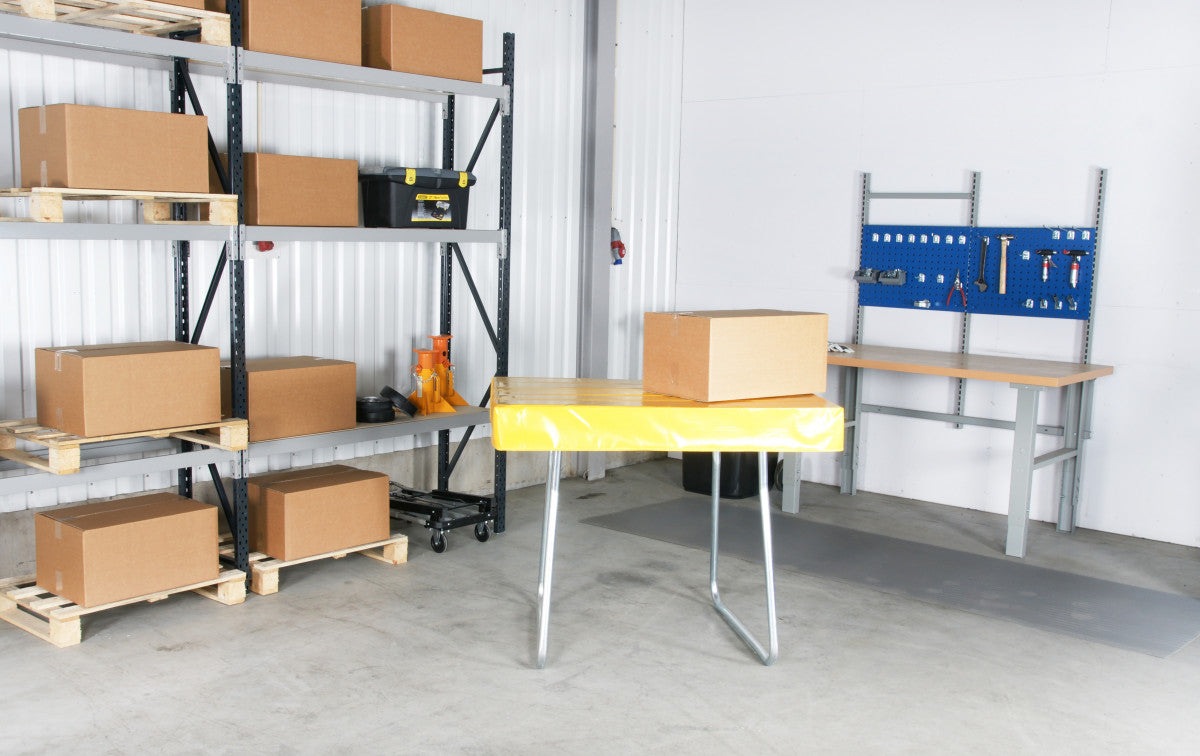 Pallben 850mm monterade på arbetsbord som ger stabil och hållbar stöd för industriella och kreativa miljöer.