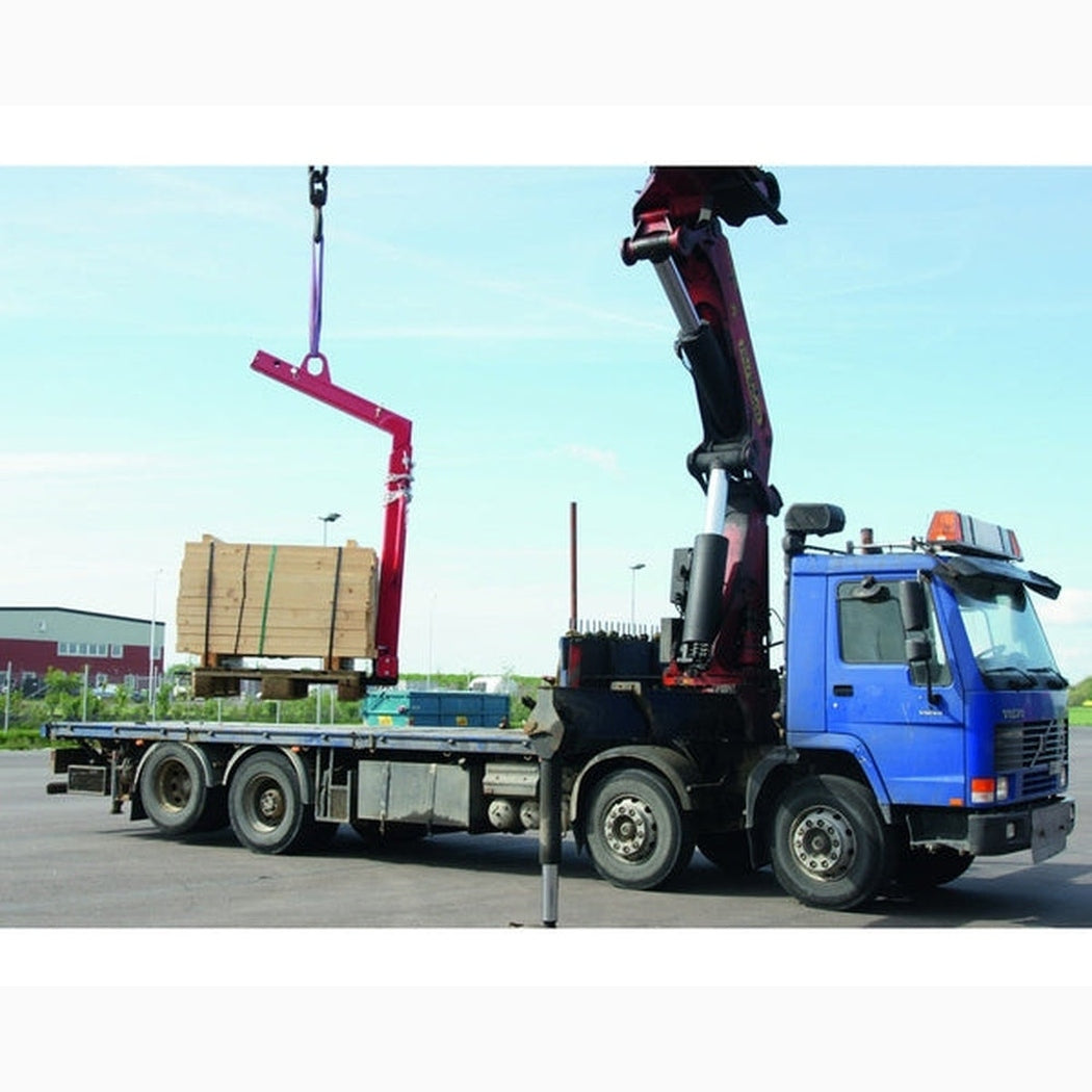 Pallgafflar, 3000kg använd med kran på lastbil för säker och flexibel pallhantering i industriella miljöer.