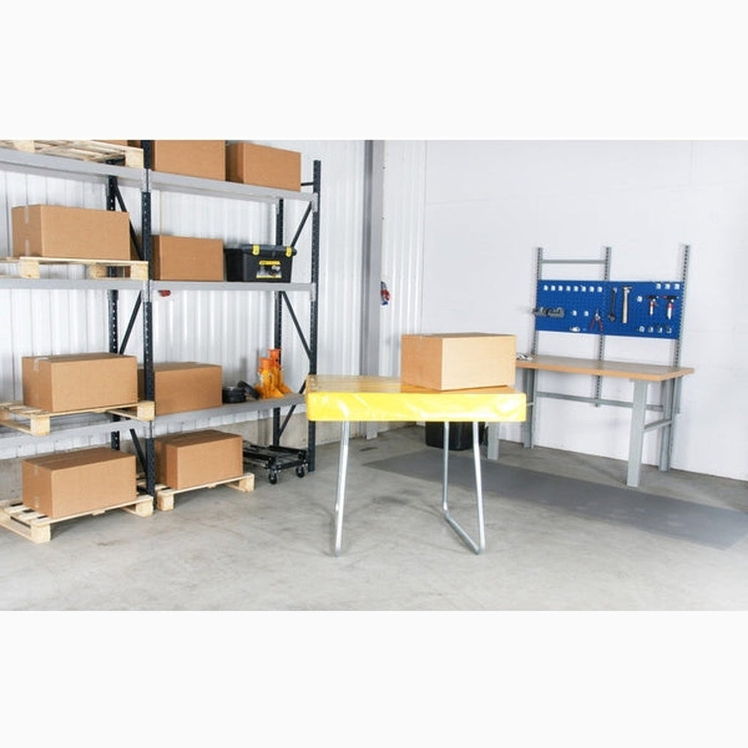 Pallöverdrag 120x80x15 cm i robust material täcker pallben för skydd och organiserad arbetsyta i verkstad.
