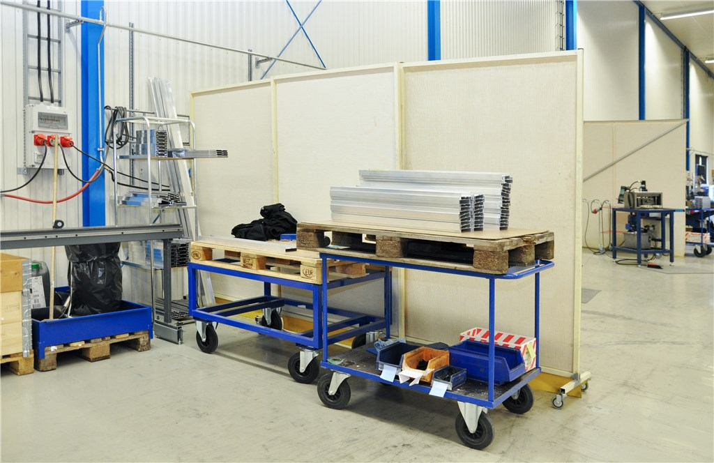 Pallvagn, 1200x800x650mm, 800kg, blå med robust stålkonstruktion och länkhjul för effektiv palltransport i industri och lager.