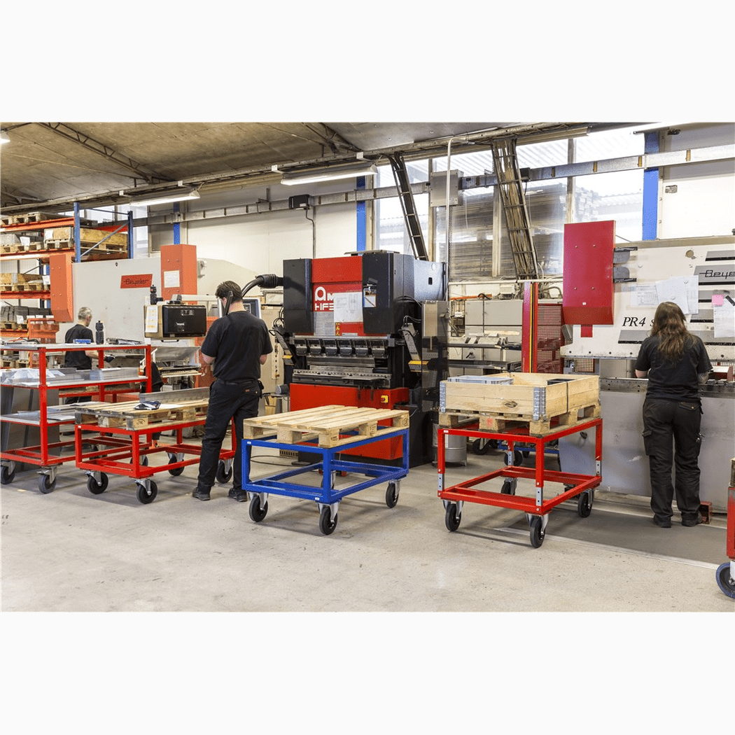 Pallvagn, justerbar höjd, 1200x800x655-835mm, 800kg, blå i industriell miljö med pallar och personal.