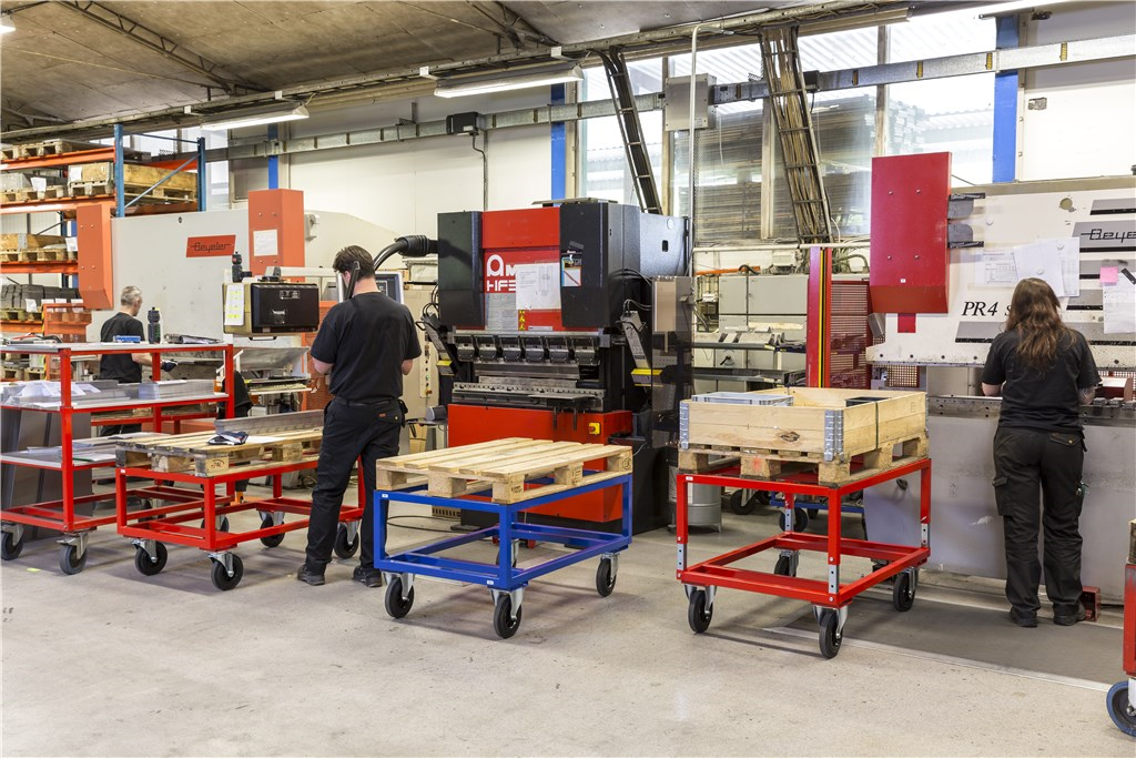 Pallvagn, justerbar höjd, 1200x800x655-835mm, 800kg, röd för industriell pallettransport i verkstadsmiljö.