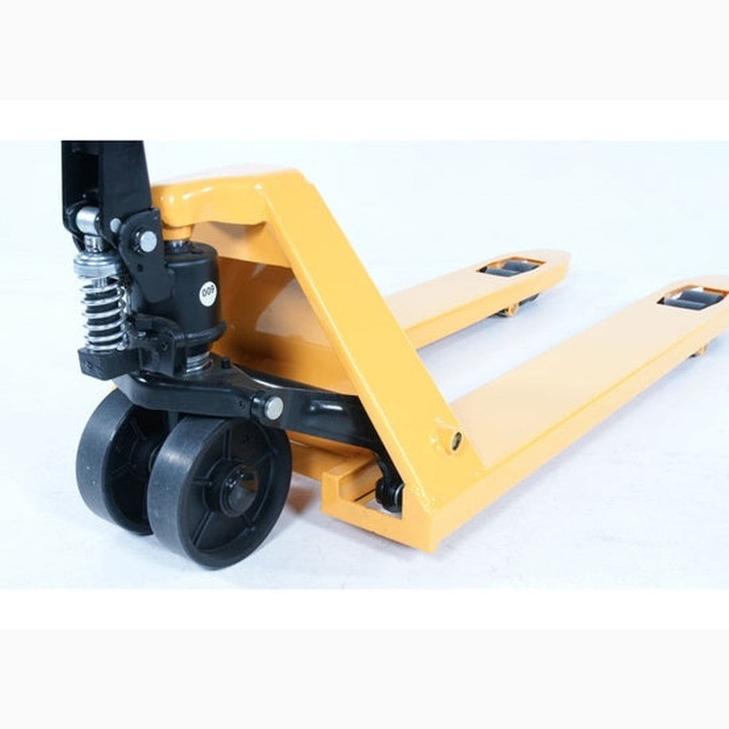 Pallyftare långa gafflar, 2000kg, 540x1500mm, boggi/poly hjul, robust pallhantering för tung last.