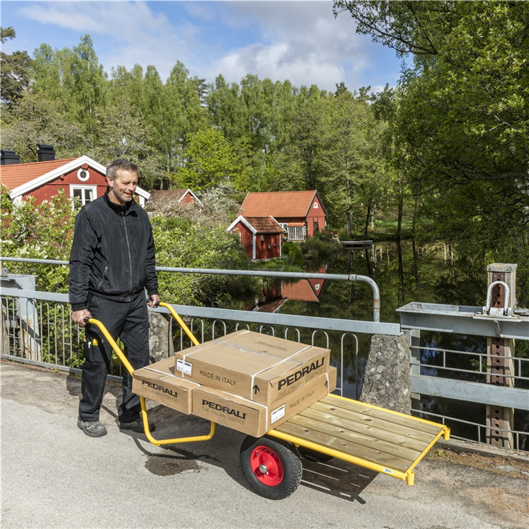 Perrongkärra, 2326x615x775mm, 400kg, Gul med tryckimpregnerat flak och starka hjul för enkel transport.