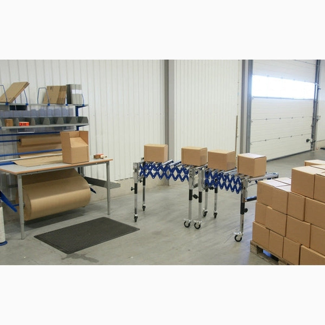 Rullbana med stålrullar, bromsade hjul i lagermiljö för effektiv och säker hantering av paket och gods.