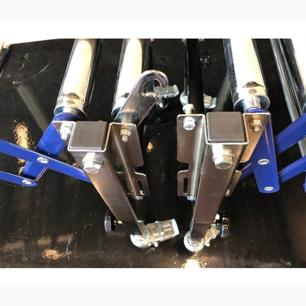 Rullbana med stålrullar, bromsade hjul med justerbara delar och högkvalitativa kromade rullar för effektiv gods­hantering.