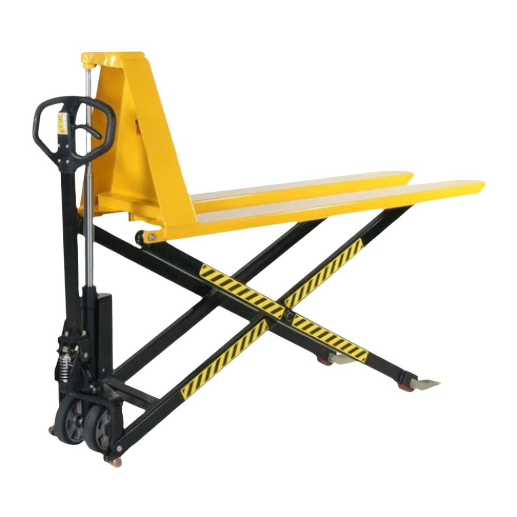 Saxlyftvagn, 1000kg, 540x1500mm, Gul med robust konstruktion och manuell teleskopcylinder för effektiv lyftning av tunga laster.
