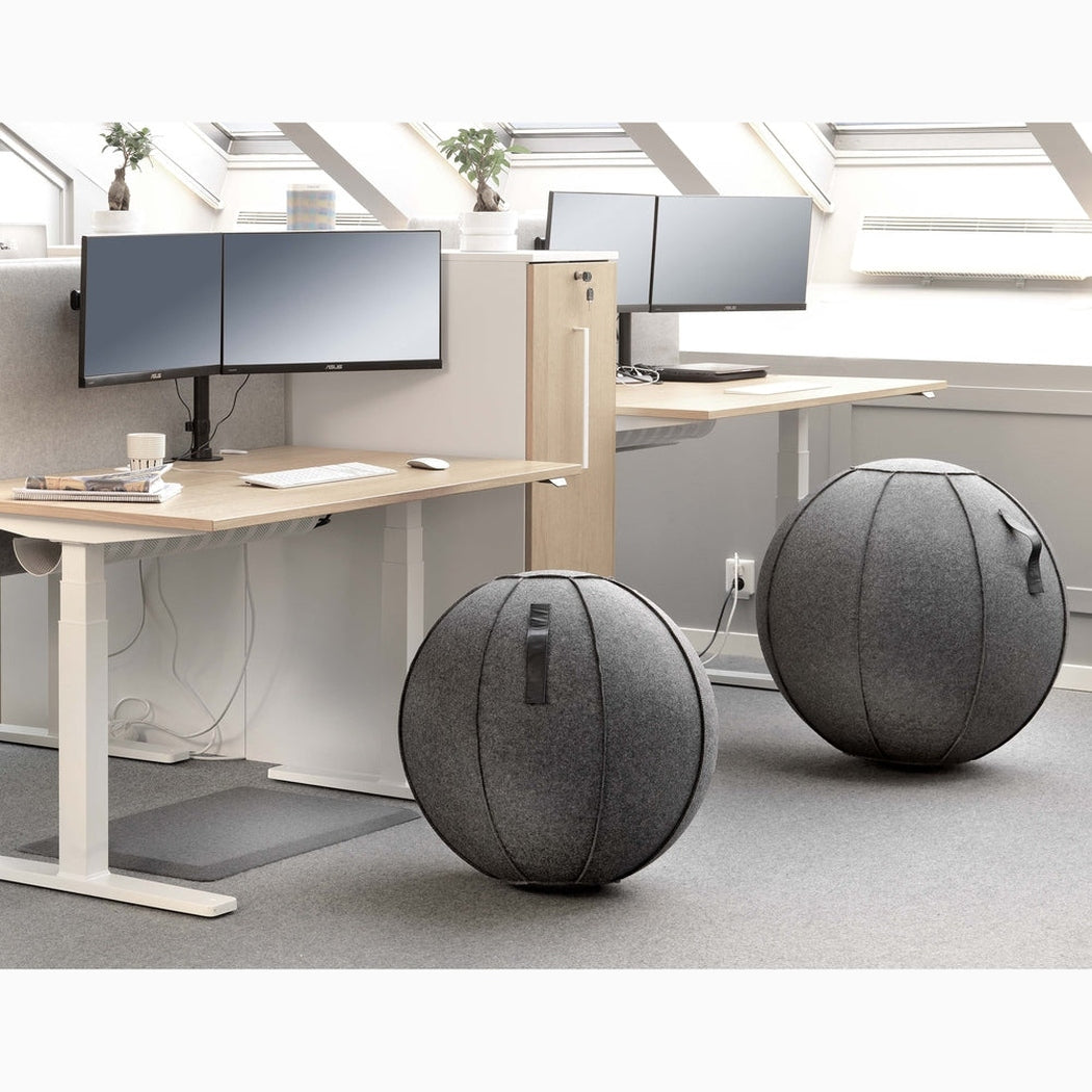 Sittboll / Kontorsboll, Grå i modern kontorsmiljö vid skrivbord för förbättrad hållning och ergonomi.