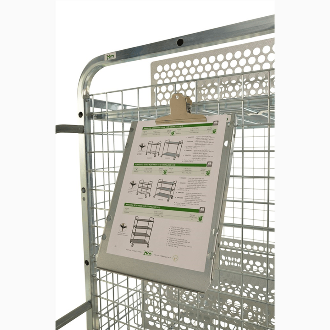 Skrivpulpet inkl. klämma monterad på metallställning med dokument fastklämda för enkel översikt och ordning.