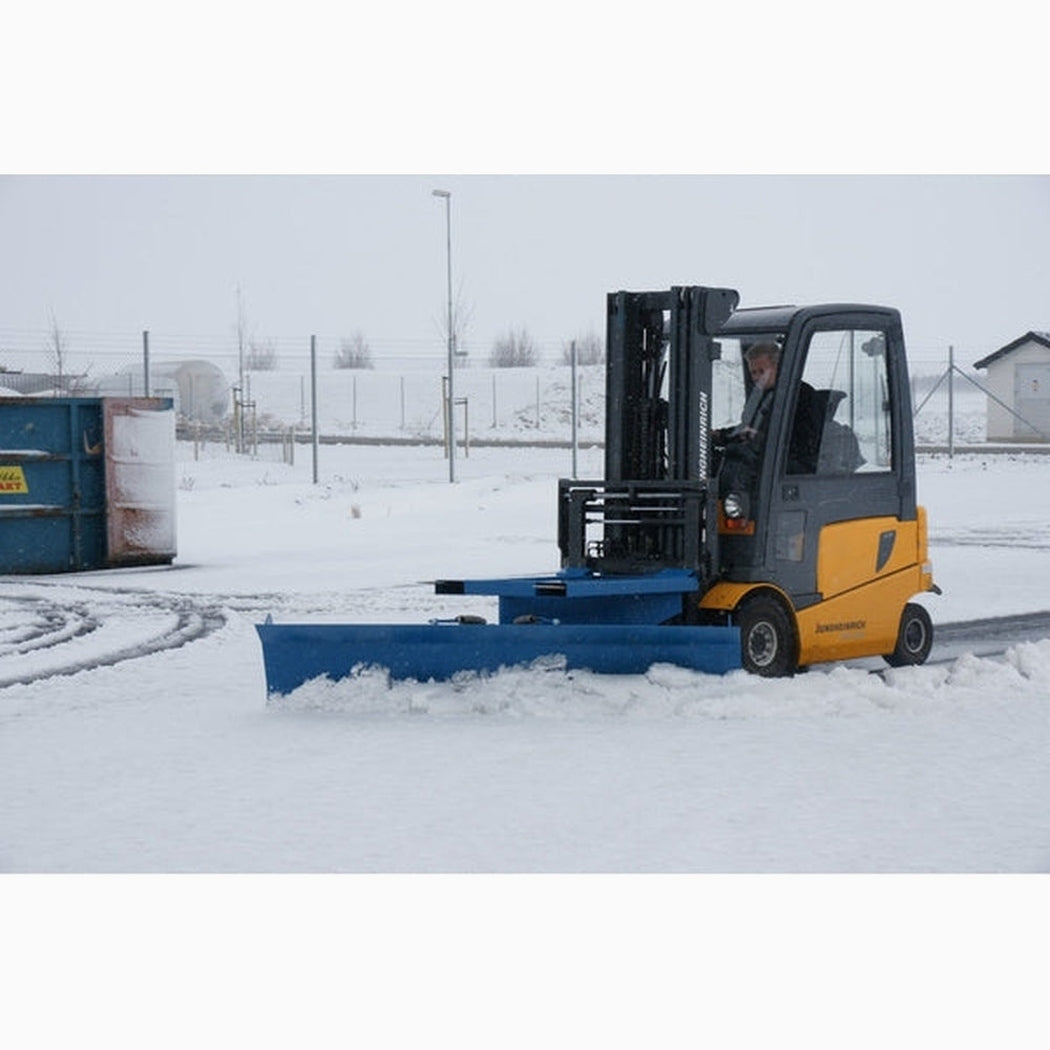 Snöplog till truck, 2000mm monterad på truck för effektiv och hållbar snöhantering i industrimiljö.