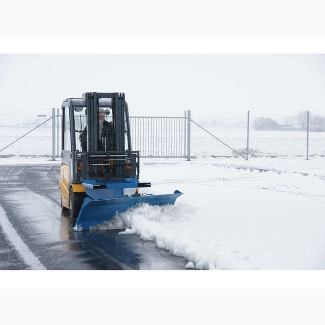 Snöplog till truck, 3000mm i användning för effektiv snöröjning på väg med robust 8 mm stålplåt och gaffellåsning.