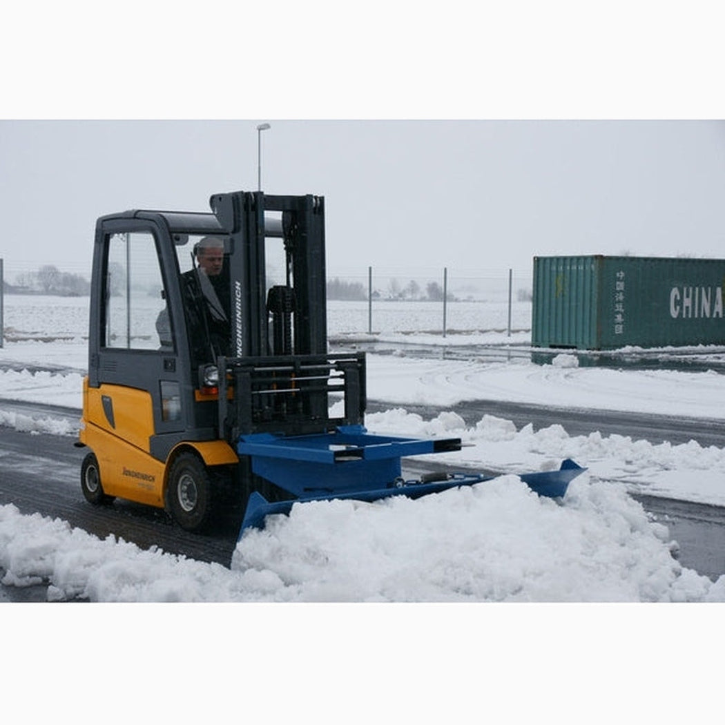 Snöplog till truck, 3000mm i blått monterad på truck för effektiv snöröjning av stora ytor vintertid.